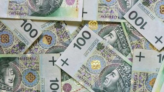 Droga pokryta była banknotami. Saszetka wypadła z samochodu