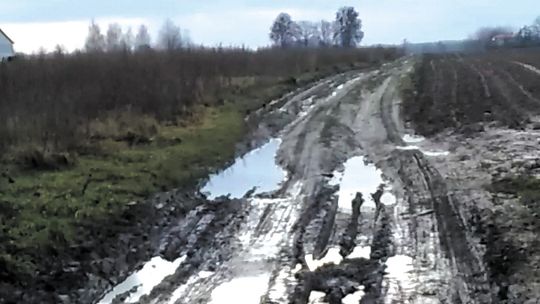 Droga przez błoto, a teraz jeszcze może zostać zaorana