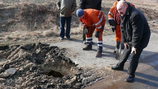 Droga w Zalesiu zamknięta. Zapadł się asfalt 