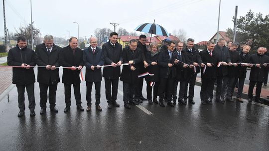 Droga wojewódzka jak nowa. Kierowcy jeżdżą od grudnia, dziś na chwilę wstrzymano ruch