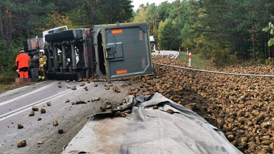 Droga zablokowana przez… buraki. Winny kierowca