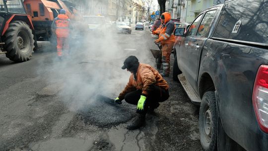 Stan dróg w Lublinie jest fatalny. Zima niestety robi swoje. Drogowcy na bieżąco latają dziury, choć trudny jest nadażyć.