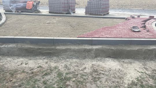 Drogowa ciekawostka: podwórkowy "próg zwalniający". "A co, jeśli przyjedzie do niej karetka?"