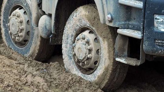 Drogowcy budowali S17, zniszczyli drogi lokalne. Za naprawę zapłacili mieszkańcy