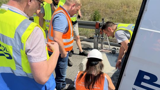 Drogowcy naprawiają nawierzchnię w rejonie Żerdzi