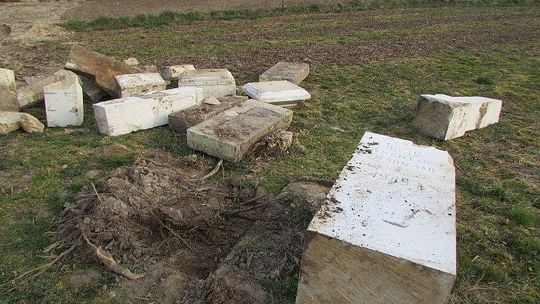 Drogowcy uszkodzili kapliczkę podczas przenosin. "Tak się nie postępuje"