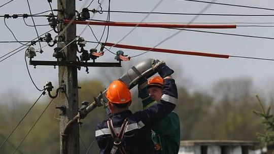 Drogowcy uszkodzili sieć energetyczną. Ulica bez prądu