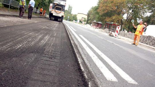 Drogowcy zaczęli zdzierać stary asfalt z ul. Koncertowej