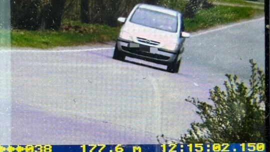 Policjant kontroluje prędkość pojazdów na drodze – w powiecie opolskim pięciu kierowców straciło prawo jazdy za znaczne przekroczenie limitu.