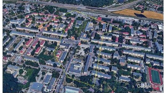 Dron lata nad miastem i przegania ptaki. Bo jest tańszy niż sokolnik