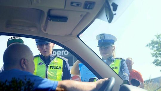 Dron namierzał, policjant zatrzymywał i miał dla kierowcy... prezent