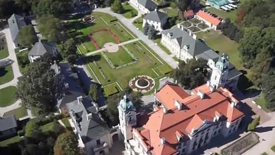 Dron sfilmował Kozłówkę z lotu ptaka. Zobacz wideo 