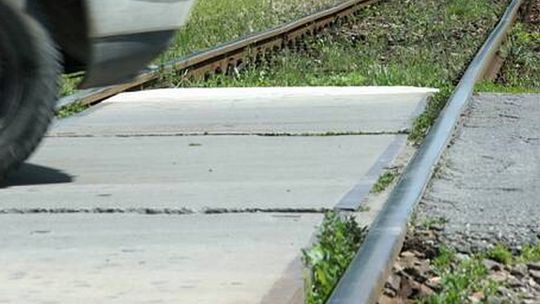 Dróżnik zapomniał opuścić szlaban. Małżeństwo omal nie zginęło