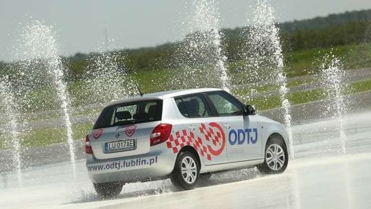 Droższe prawo jazdy i ograniczenia prędkości dla nowych kierowców. A na szybie listek