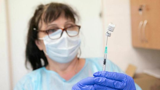 Drugą dawkę szczepionki przeciw COVID-19 przyjmiesz, gdzie chcesz. "To może doprowadzić do chaosu"