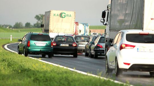 Druga Kołbiel. Samochody stoją, drogowcy obserwują