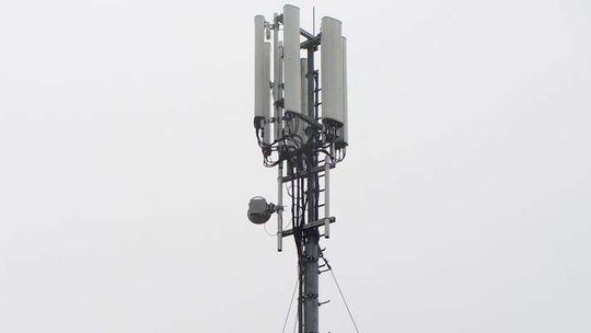 Druga stacja bazowa telefonii komórkowej w jednej wsi? Gmina się tłumaczy