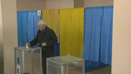 Druga tura wyborów prezydenckich na Ukrainie. Komik zdecydowanie prowadzi w sondażach