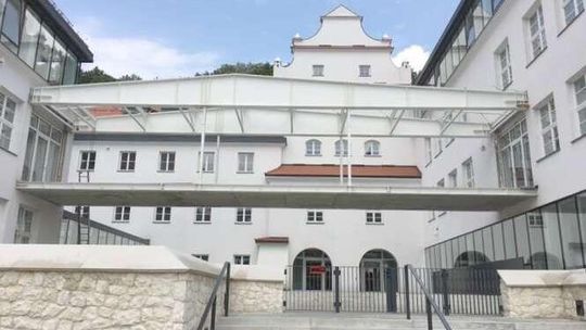 Druzgocący raport NIK o budowie szkoły w Kazimierzu Dolnym