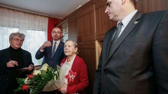 "Drżeliśmy na każdym kroku, ale szkoda było ludzi". Odznaczenie dla 98-letniej lublinianki