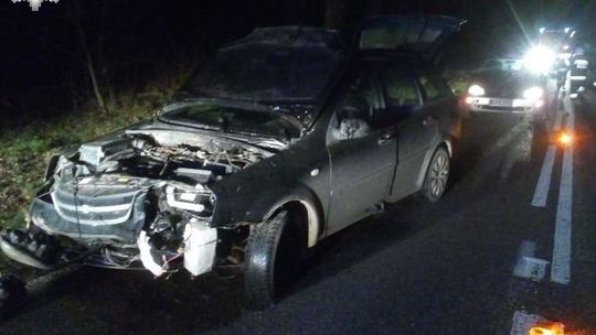 Drzewo spadło na dach jadącego chevroleta