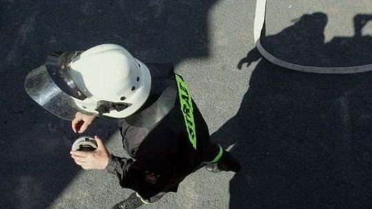 Drzewo spadło na samochód. Cztery osoby w szpitalu