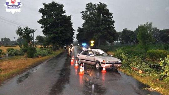 Drzewo spadło na samochód podczas burzy. Cztery osoby ranne
