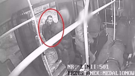 Drzwi zamknęły się za szybko? Tak sobie z nimi poradził. Szuka go policja