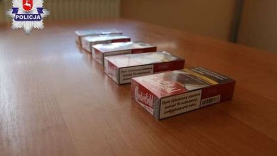 Dusił sprzedawczynię, rozbił jej butelkę na głowie. Jego koledzy ukradli pieniądze i papierosy