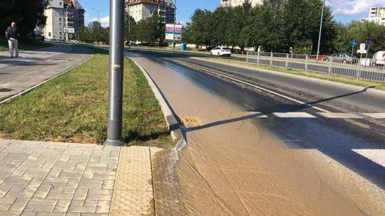 Duża awaria wodociągowa na Czechowie. Woda płynie ulicą