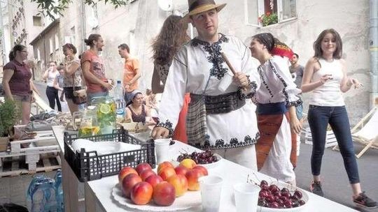 Duża impreza na małej uliczce. Studenci z zagranicy na Żmigrodzie