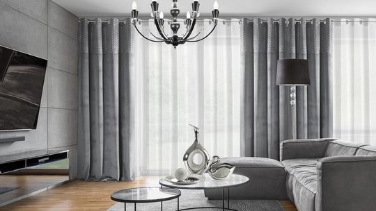 Duże okna - jakie firany wybrać, żeby nie przytłoczyć wnętrza?