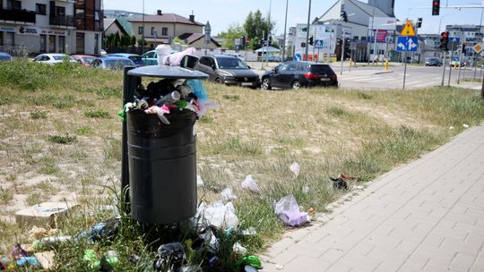 Dużo ludzi, dużo śmieci, a kosz... tylko jeden