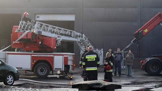Duży pożar hali z materiałami budowlanymi