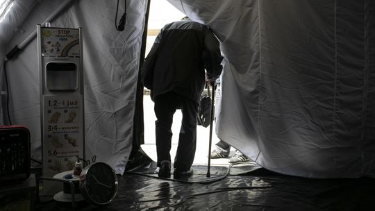 Duży wzrost liczby zgonów osób zakażonych w Polsce. Ministerstwo wyjaśnia skąd tyle przypadków