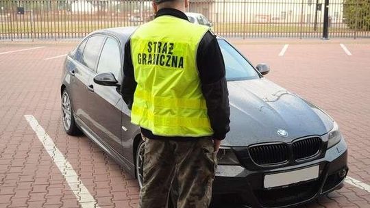 Dwa kradzione samochody na granicy