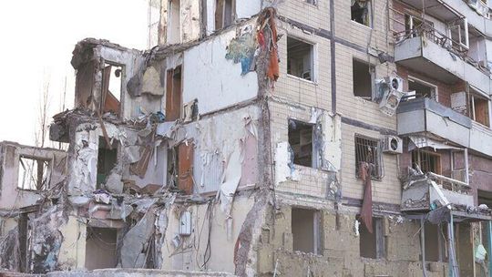 Dwa lata od inwazji Rosji. Jak żyć? Tu i teraz… i tam