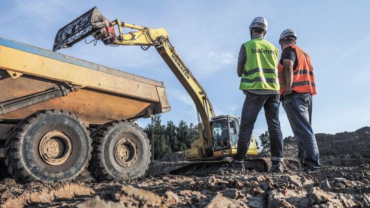 Dwa lata od podpisania kontraktu, a droga nadal dziurawa. Firma chce więcej pieniędzy