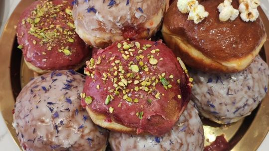 Zdaniem dr Moniki Maćków z Katedry Żywienia UPWr jednodniowa słabość do słodyczy nie powinna negatywnie odbić się na organizmie. Jak powiedziała, dwa lub trzy pączki albo kilka faworków nie zmieni się od razu w tkankę tłuszczową.