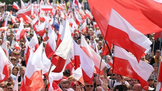 Dwa marsze, dwa światy. Polityka na wiecach