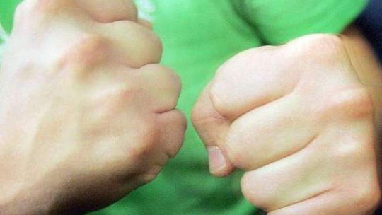 Dwa razy pobili mężczyznę. Wpadli bo obok jechali policjanci