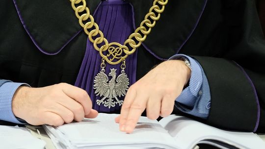 Dwa razy ugodził ojca nożem. Matka 32-latka zacierała ślady zbrodni. "Nic im nie mów"