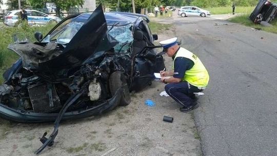 Dwa samochody rozbite. 19-latek nie ustąpił pierwszeństwa