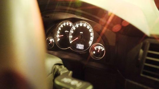 Dwa samochody z cofniętymi licznikami. Obaj tłumaczyli się błędami diagnostów