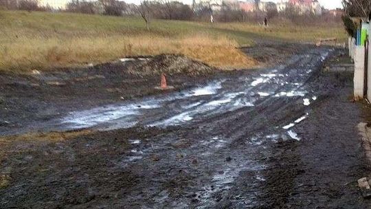 Dwa tygodnie temu robotnicy zniknęli. Jednego dnia ugrzęzły trzy samochody