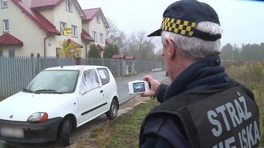 Dwa zdewastowane samochody na lokalnej drodze. Tak mieszkańcy walczą z nadmiernym ruchem