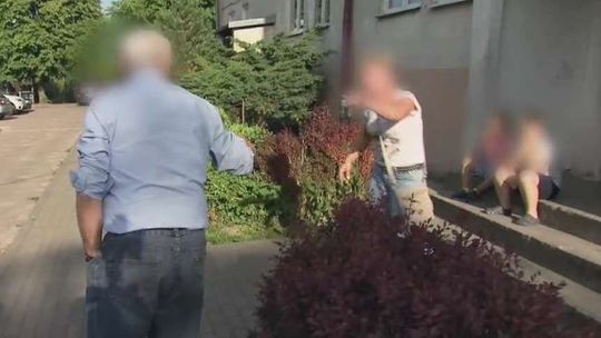 Dwaj chłopcy skatowali parę siedzącą na murku, mężczyzna nie żyje