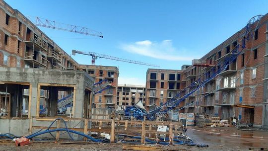 Dwie osoby zginęły przygniecione przez dźwig w Krakowie. Moment wypadku [wideo]