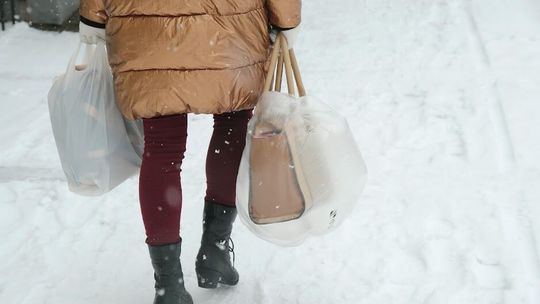 Dwie zuchwałe kradzieże na ulicy i rozbój. Dla sądu to za mało na areszt 