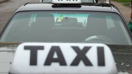 Dwóch bandytów napadło na taksówkarza. Zranili go nożem